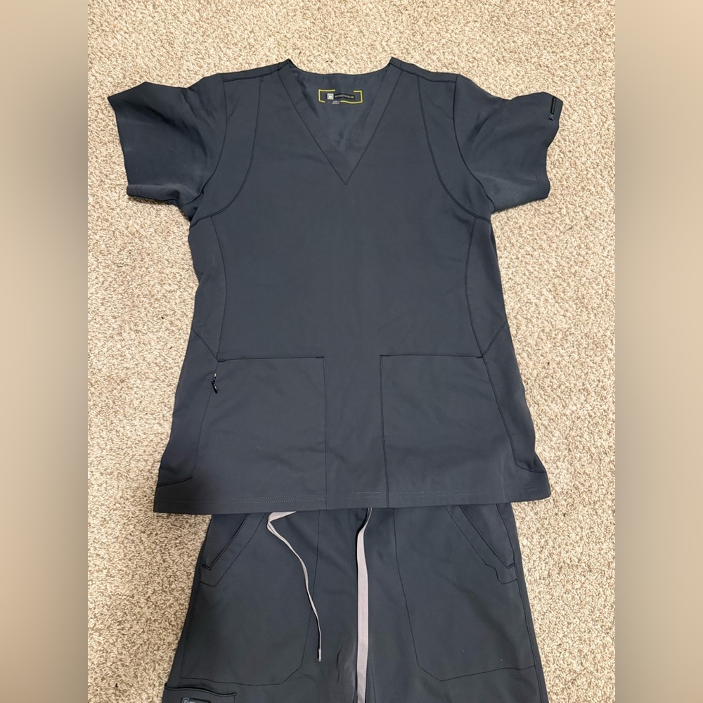 Wonder Wink Dark Gray Scrub Set. Top Size Small, Bottoms Size Small Tall